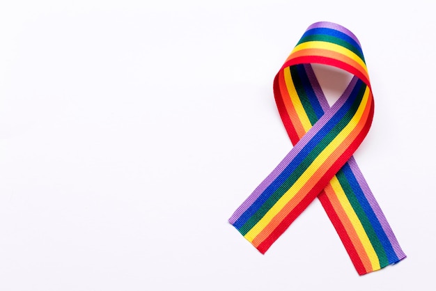 Ruban arc-en-ciel LGBT gay pride sur fond blanc