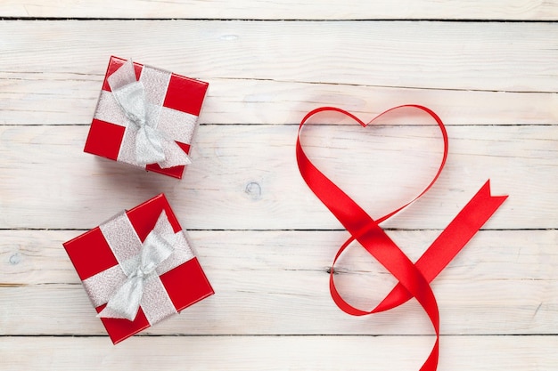 Ruban et coffrets cadeaux en forme de coeur saint valentin