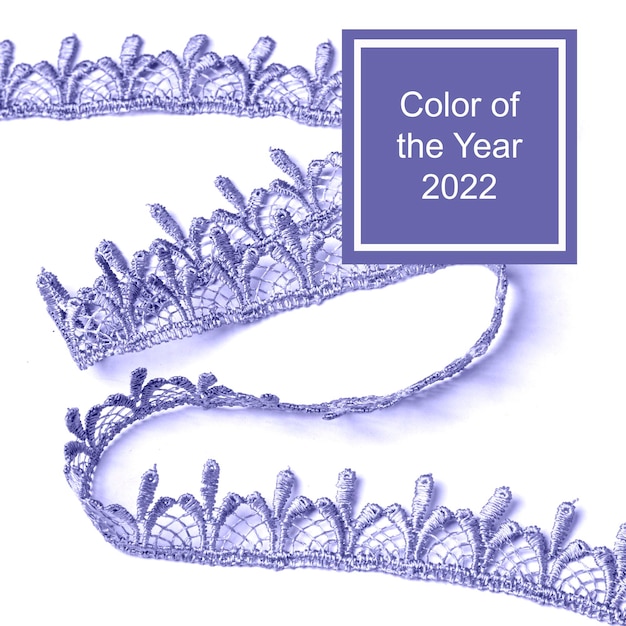 Photo ruban de dentelle en couleur de l'année 2022 veri peri sur fond blanc.