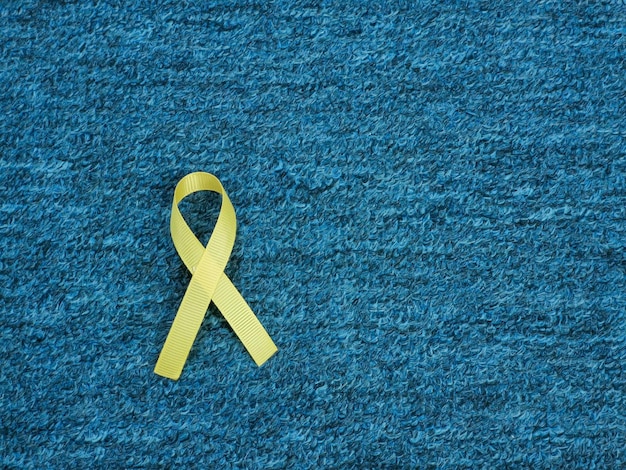 Ruban jaune sur fond de tapis bleu