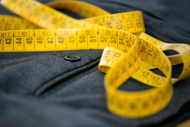Ruban à mesurer sur un pantalon dans un atelier de tailleur