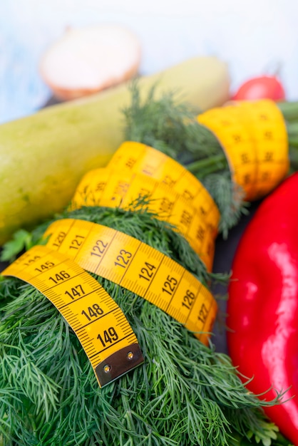 Ruban à mesurer pour mesurer la circonférence. Légumes pour la cuisine diététique.