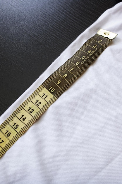 Photo ruban à mesurer sur tissu blanc gros plan