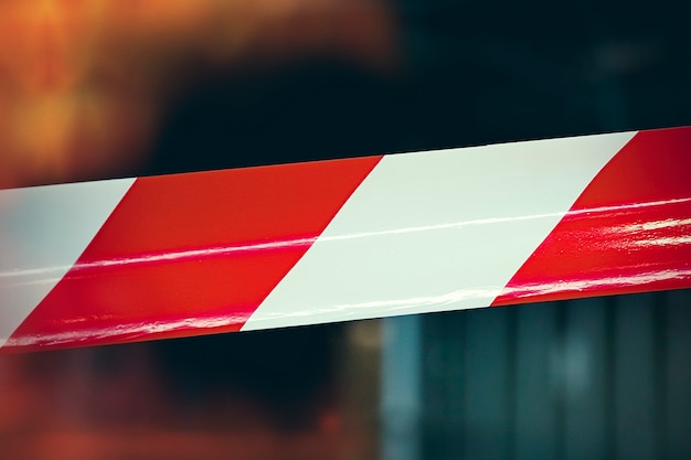 Photo le ruban de protection rayé rouge et blanc protège la zone fermée