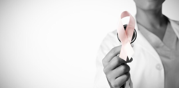 Ruban rose de sensibilisation au cancer du sein sur un stéthoscope