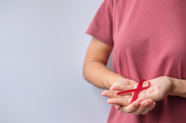 Ruban rouge bordeaux pour le cancer du myélome multiple de mars et mois de sensibilisation à la Journée mondiale du sida en décembre Concept de la santé et de la journée mondiale contre le cancer