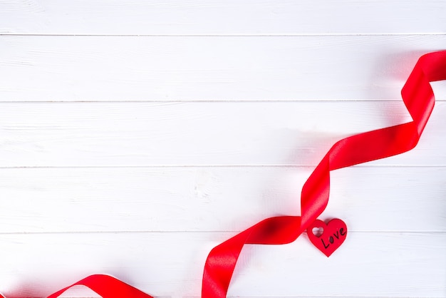 Ruban rouge coeur sur fond blanc. Concept Saint Valentin