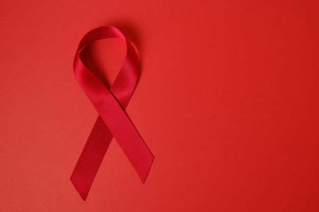 Le ruban rouge sur fond rouge est le symbole du sida et de la toxicomanie.