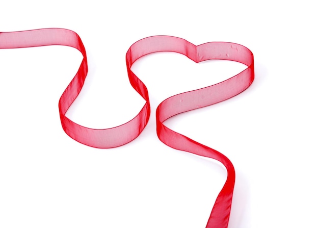 Un ruban rouge en forme de coeur isolé sur fond blanc