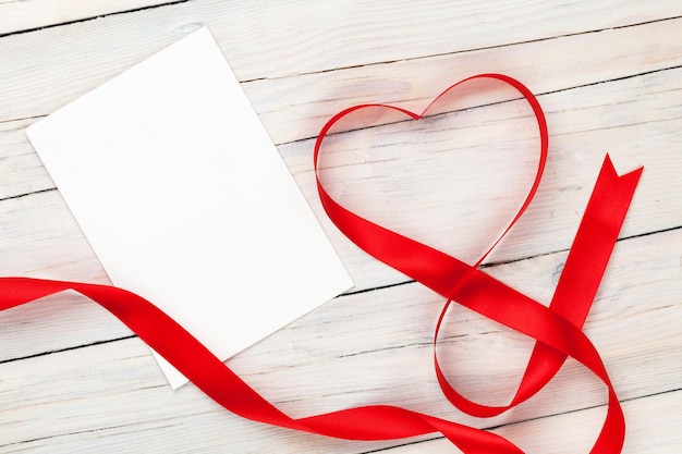 Ruban rouge en forme de coeur Saint Valentin et carte de voeux vierge