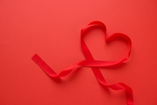 Ruban rouge en forme de coeur