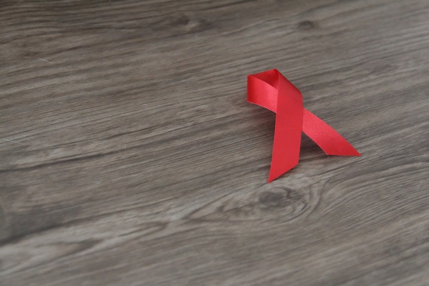 Ruban rouge de sensibilisation au sida. Journée mondiale du sida et concept de soins de santé et de médecine