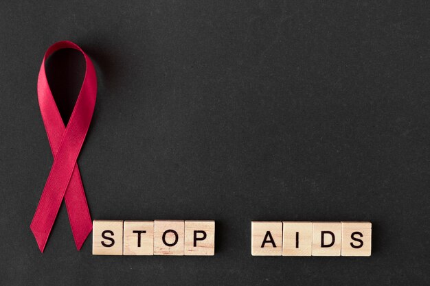Ruban Rouge De Signe De Sensibilisation Au Sida. Concept de la journée mondiale du sida.