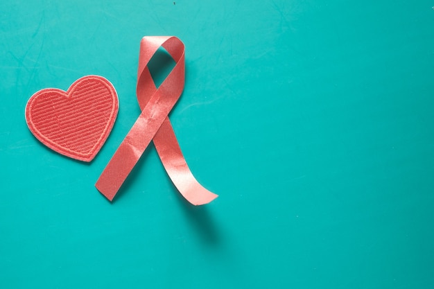Ruban rouge VIH et forme de coeur isolé