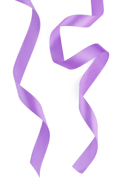 Ruban de satin violet isolé sur fond blanc