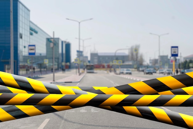 Un ruban de sécurité noir et jaune à l'extérieur dans la zone réglementée de la rue