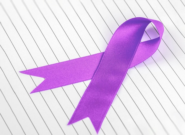 Photo un ruban de sensibilisation au cancer du sein sur la table du médecin concept du mois de sensibilisation