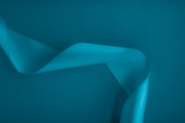 Ruban de soie abstrait sur fond bleu aqua design exclusif de marque de luxe pour la promotion de produits de vente de vacances et toile de fond de carte d'invitation d'art glamour
