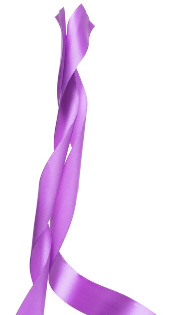 Ruban violet long droit voler dans l'air avec rouleau courbe brillant ruban violet pour présent cadeau fête d'anniversaire pour envelopper décorer et faire long droit fond blanc isolé