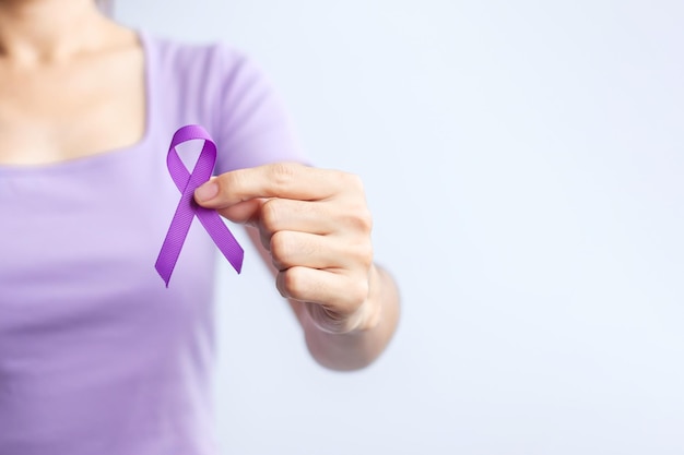 Ruban violet pour la journée du cancer lupus Pancréatique Œsophage Cancer du testicule monde Alzheimer épilepsie Sarcoïdose Fibromyalgie et violence domestique Concepts du mois de sensibilisation