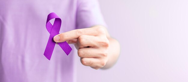 Ruban violet pour la journée du cancer lupus Pancréatique Œsophage Cancer du testicule monde Alzheimer épilepsie Sarcoïdose Fibromyalgie et violence domestique Concepts du mois de sensibilisation