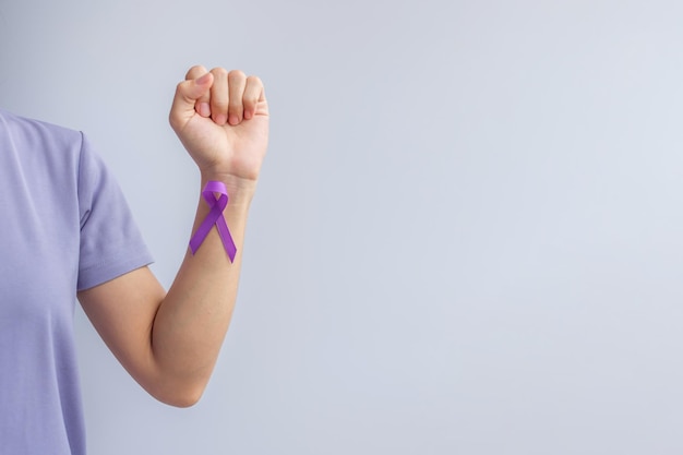 Ruban violet pour la violence Cancer pancréatique oesophagien du testicule Alzheimer épilepsie lupus Sarcoïdose et fibromyalgie Mois de sensibilisation et concept de la Journée mondiale du cancer