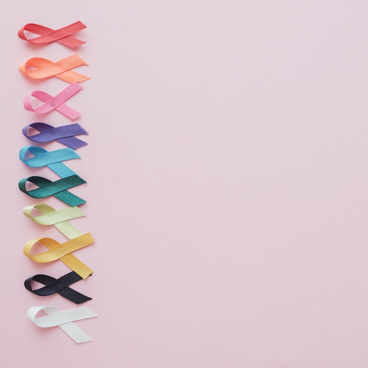 Photo rubans colorés sur fond rose, sensibilisation au cancer