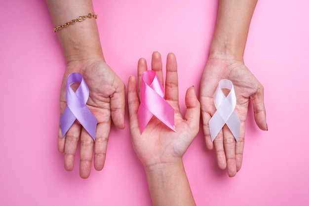 Des rubans de sensibilisation colorés de couleur rose blanc et violet pour soutenir les survivants du cancer