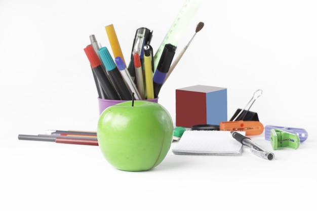 Rubik's cube et fournitures de bureau .isolated sur mur blanc.