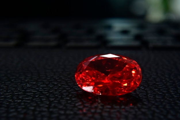 Le rubis est une belle pierre précieuse rouge sur fond noir.