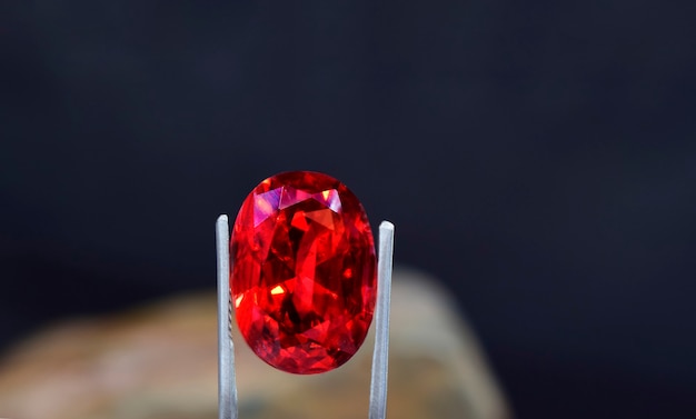 rubis Est une gemme rouge Belle par nature Pour fabriquer des bijoux coûteux