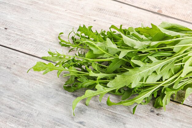 Rucola fraîche et savoureuse, naturelle et biologique