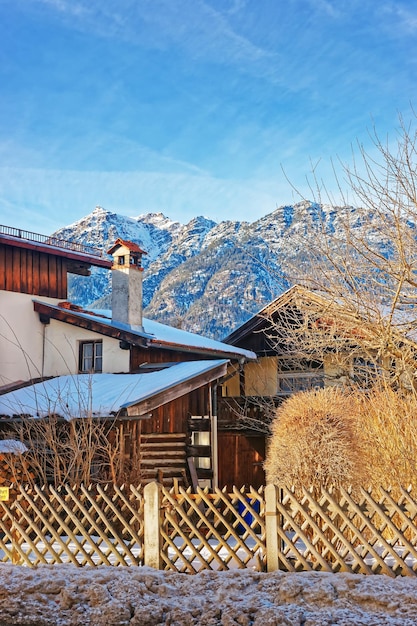 Rue et Alpes à l'hiver vieille ville de Garmisch Partenkirchen, Allemagne.