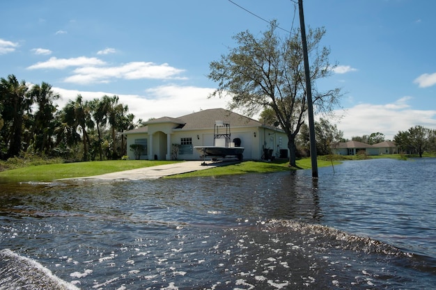 Une rue américaine inondée dans une zone résidentielle de Floride Conditions de conduite dangereuses Conséquences d'une catastrophe naturelle causée par un ouragan