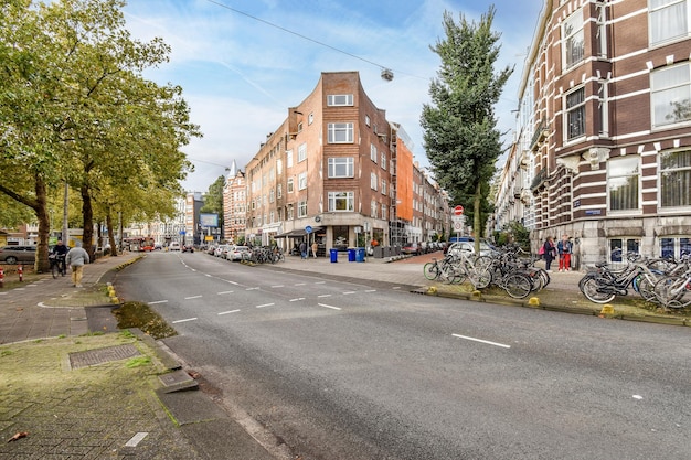 Une rue à amsterdam avec des vélos garés sur le