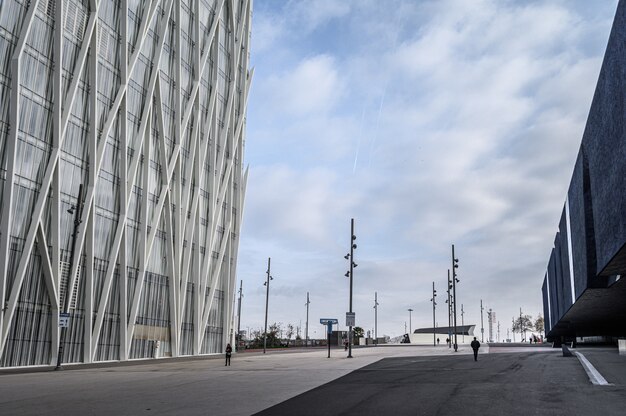 Une rue animée de la ville, des maisons modernes et des gratte-ciel. 03.01.2020 Barcelone, Espagne