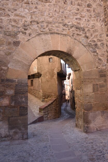 Rue et arch ville d'Albarracin Teruel province Espagne