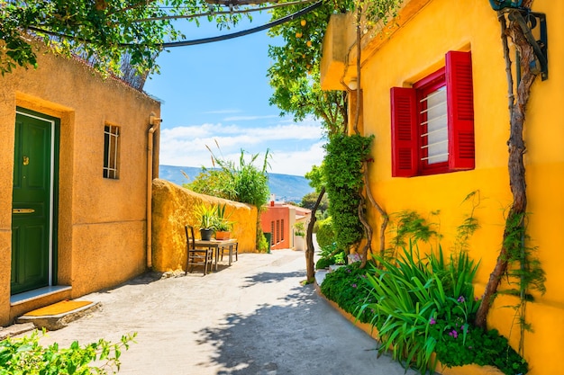 Rue à l'architecture colorée dans le quartier historique de Plaka Athènes Grèce