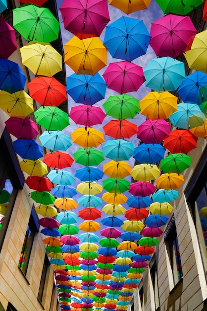 Rue artistique décorée de parapluies colorés