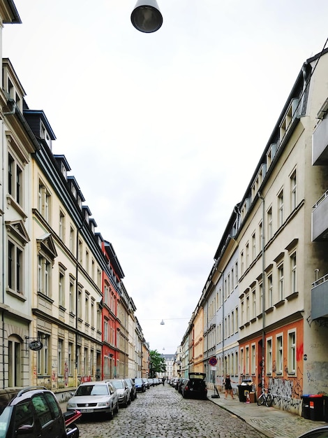 Rue au milieu des bâtiments contre le ciel