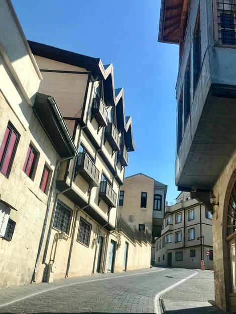 Photo une rue au milieu des bâtiments contre le ciel