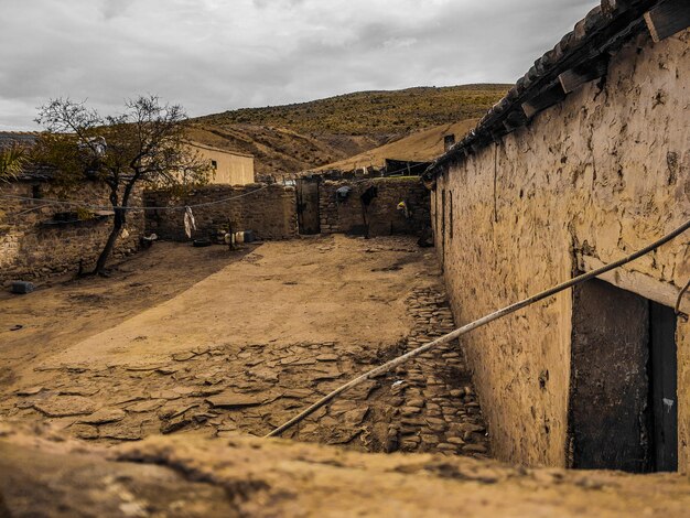 Photo une rue au milieu des bâtiments contre le ciel