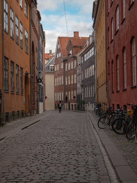 Une rue au milieu des bâtiments de la ville