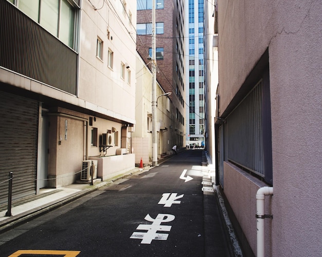 Une rue au milieu des bâtiments de la ville