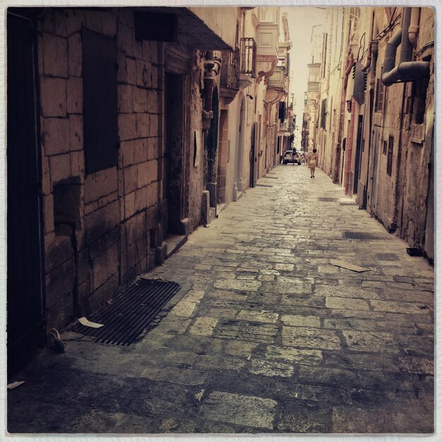 Photo une rue au milieu des bâtiments