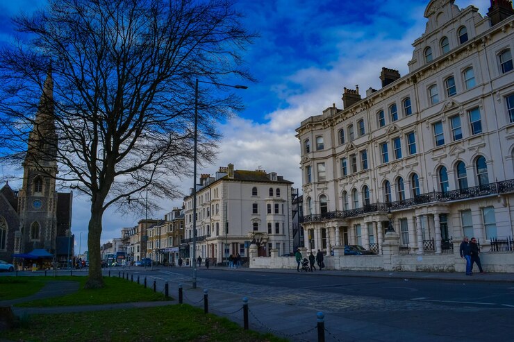Photo une rue avec un bâtiment qui dit le nom dessus