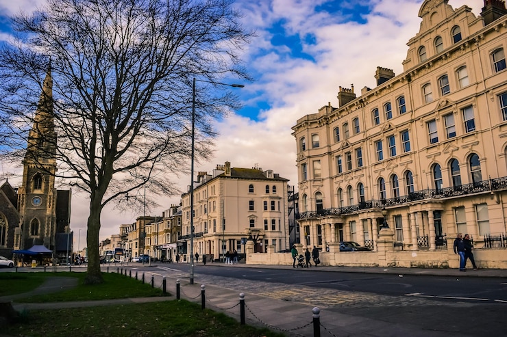 Photo une rue avec un bâtiment qui dit le nom dessus