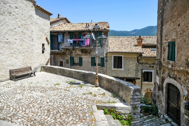 Photo une rue avec un bâtiment qui a un panneau qui dit le nom dessus