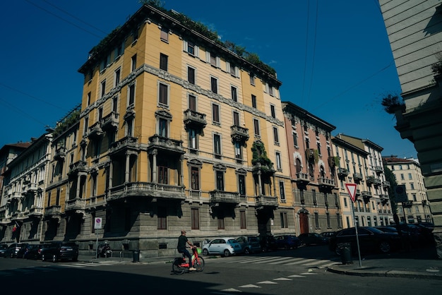 La rue avec les bâtiments anciens dans le centre de Milan Italie nov 2021