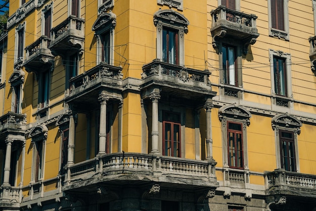 La rue avec les bâtiments anciens dans le centre de Milan Italie nov 2021